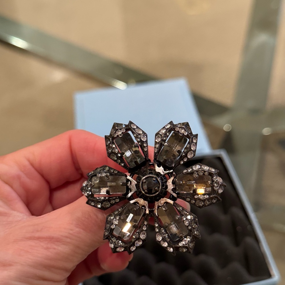 Authentic Lanvin Crystal Flower Ring - Picture 3 of 9
